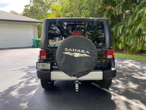 Photo 3 of 18 of 2013 Jeep Wrangler Sahara